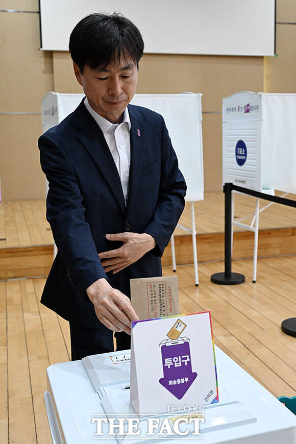 한창민 사회민주당 대표(더불어민주당 공동선대위원장)가 제21대 대통령선거 사전투표 첫날인 29일 오전 서울 서초구 반포1동 주민센터에서 사전투표를 하고 있다. /남용희 기자