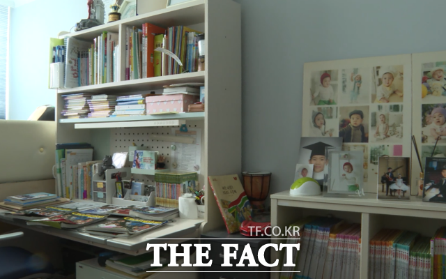 강릉 급발진 사고는 지난 2022년 12월6일 강원 강릉 홍제동에서 발생했다. 당시 할머니 A(68) 씨가 운전하던 티볼리 에어 차량이 굉음을 낸 후 교차로에 멈춰선 차량을 들이받고 600m를 질주하다 배수로를 박고 멈췄다. 사진은 지난 2023년 12월6일 <더팩트> 취재진이 찾은 이 씨의 집 도현 군의 방. /김영봉 기자