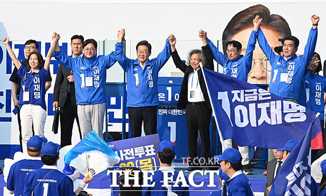 유권자들에게 인사하는 이재명 후보.