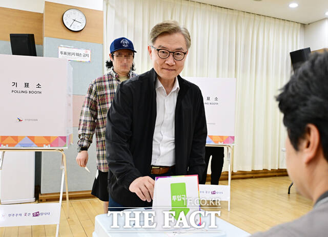 최재형 전 국민의힘 의원이 제21대 대통령선거 사전투표 첫날인 29일 서울 종로구 평창동 주민센터에 마련된 사전투표소를 찾아 투표하고 있다. /이새롬 기자