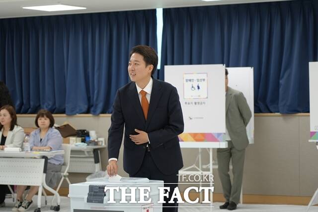 제21대 대통령 선거 사전투표 첫날인 29일 오전 이준석 개혁신당 대선 후보가 경기도 화성시 동탄9동 행정복지센터 사전투표소에서 투표하고 있다. /개혁신당