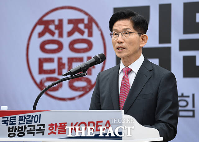 김문수 국민의힘 대선 후보가 29일 사회복지사와 만나 자발성과 사랑을 합쳐야 진정한 복지라며 아이를 낳으면 1억원을 단계적으로 지원하겠다고 밝혔다. /남윤호 기자