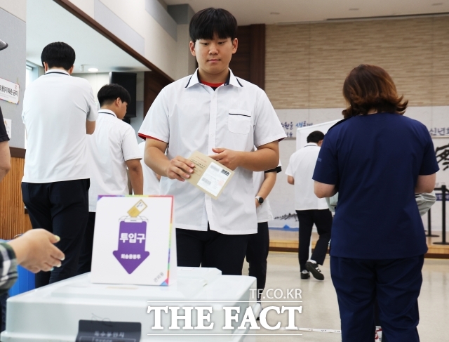 제21대 대통령 선거 사전투표 첫날인 29일 오후 경기 수원시 장안구 연무동 행정복지센터에 마련된 사전투표소를 찾은 수원 삼일공업고등학교 학생들이 생애 첫 대선 투표를 하고 있다. /수원=임영무 기자