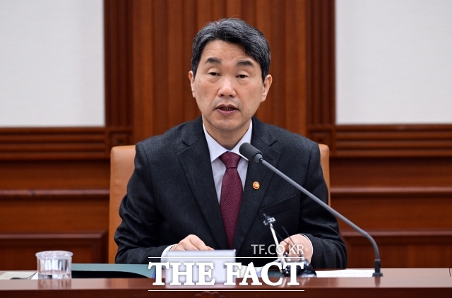 교육부는 29일 강원대-국립강릉원주대, 국립목포대-전남도립대, 국립창원대-경남도립거창대-경남도립남해대 등 총 3건의 대학 통합을 최종 승인했다. 사진은 이주호 대통령 권한대행 부총리 겸 교육부 장관. /임영무 기자