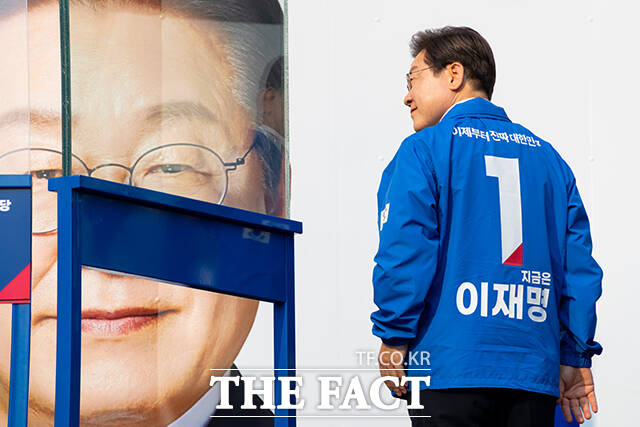 방탄유리 안쪽으로 이동하는 이재명 후보.