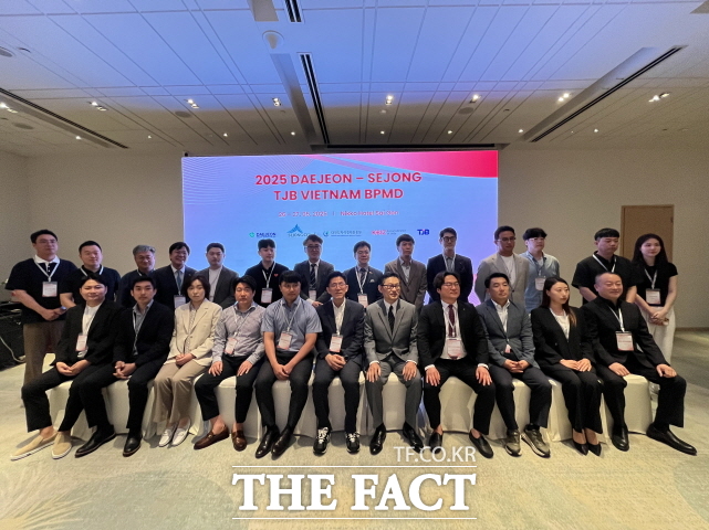 세종시가 지난 27일 베트남에서 개최한 수출상담회후 관계자들이 단체 기념 촬영을 하고 있다. /세종시