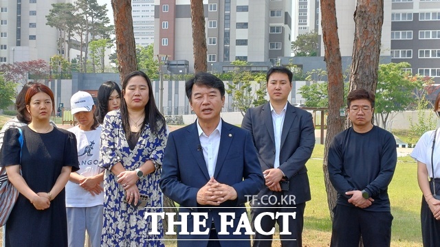 더불어민주당 충남도당 위원장인 문진석 국회의원(가운데)이 29일 홍성군에서 사전투표를 마치고 지형놀이공원에서 백브리핑을 하고 있다. /이정석 기자