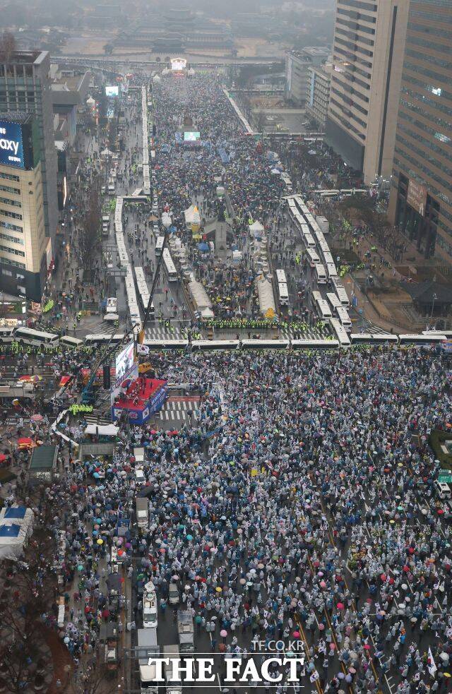 사회 전반에서 가속화되는 갈등을 완화하고 국민 삶의 질을 높이는 국민통합이 절실하다. 사진은 지난 3월 1일 서울 광화문 태평로 사거리에 설치된 경찰차벽을 사이에 두고 탄핵 반대측과 탄핵 찬성측의 집회 모습. /배정한 기자