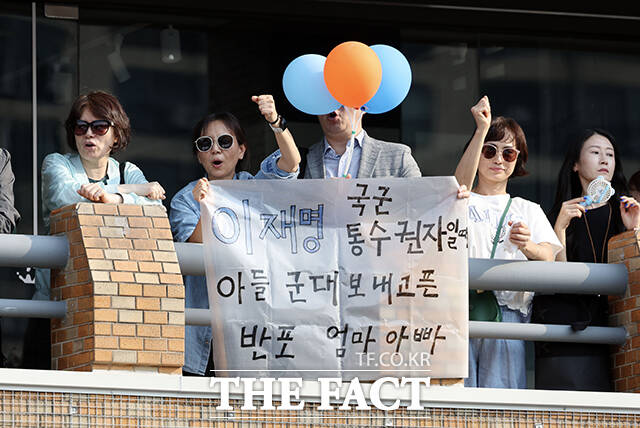 이재명 후보 연설 들으며 환호하는 유권자들.