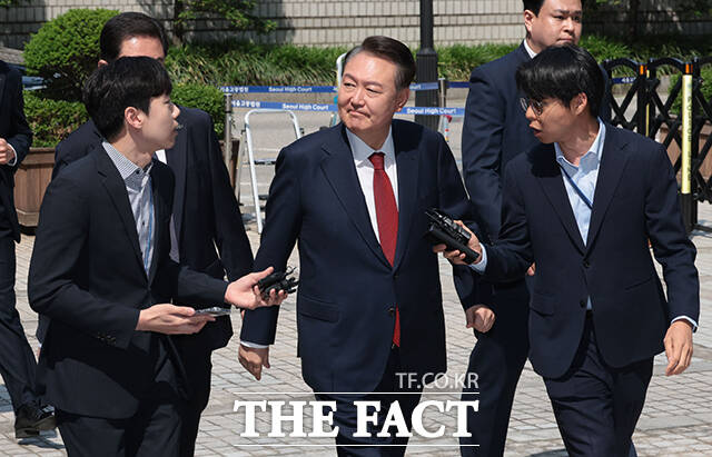 윤석열 전 대통령이 26일 오전 서울 서초구 서울중앙지방법원에서 열린 내란 우두머리 혐의, 직권남용 권리행사방해 혐의 사건 5차 공판에 출석하고 있다. /사진공동취재단