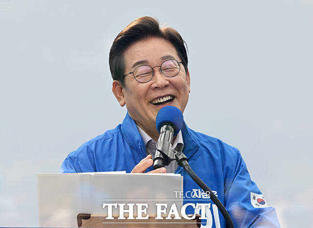 이재명 더불어민주당 대통령 후보는 정치보복에는 선을 그으면서도 초보적 정의를 포기하면 안 된다며 내란 세력에는 엄정한 책임을 묻겠다고 29일 밝혔다. 주변인들이 검찰 수사를 받다 사망한 것과 관련해선 가슴 아프다고 심경을 토로했다. /배정한 기자