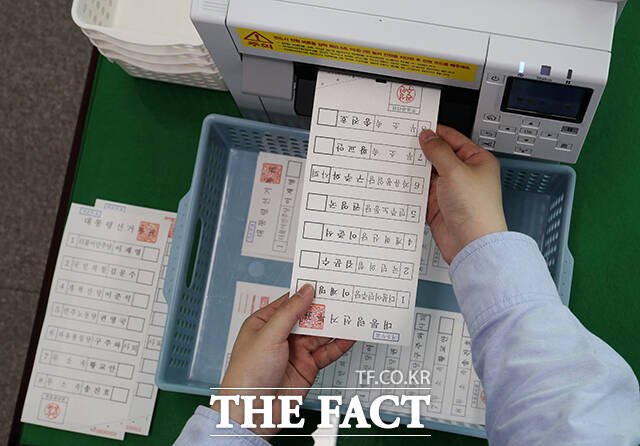 김용빈 중앙선거관리위원회 사무총장은 이날 오후 서면 입장문을 내고 투표소 현장 사무 인력의 잘못도 모두 선관위의 책임임을 통감하며, 중앙선관위 사무총장으로서 국민 여러분께 깊이 사과드린다고 밝혔다. /박헌우 기자