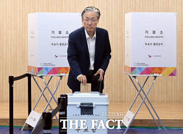 김형두 헌법재판소장 권한대행이 제21대 대통령선거 사전투표 첫날인 29일 오전 서울 종로구 가회동 주민센터에 마련된 투표소를 찾아 투표를 하고 있다. /이새롬 기자