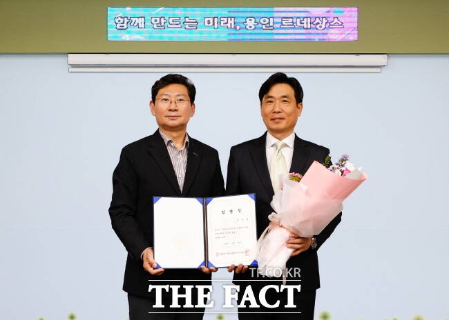 이상일 용인시장이 29일 시청에서 시민프로축구단 김진형 초대 단장에게 임명장을 수여한 뒤 기념촬영을 하고 있다./용인시