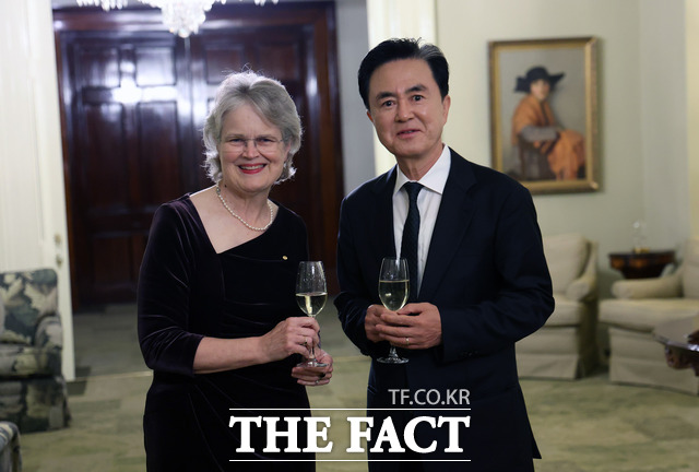 해외시장 개척 등을 위해 인도네시아를 거쳐 호주를 방문한 김태흠 충남도지사가 28일 남호주 주총독 관저에서 프랑세스 애덤슨 주총독을 접견하고 기념촬영을 하고 있다. /충남도