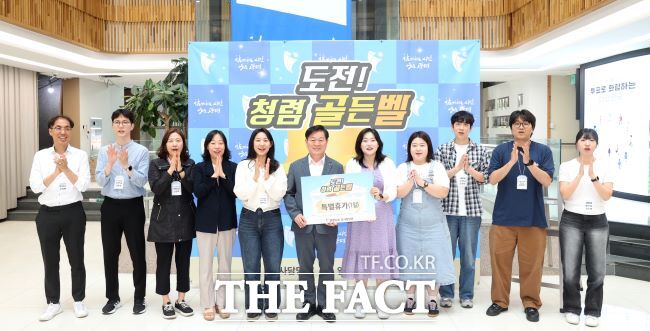 박승원 광명시장(가운데)이 청렴 골든벨에서 공직자들에게 포상휴가증을 전달하고 있다. /광명시