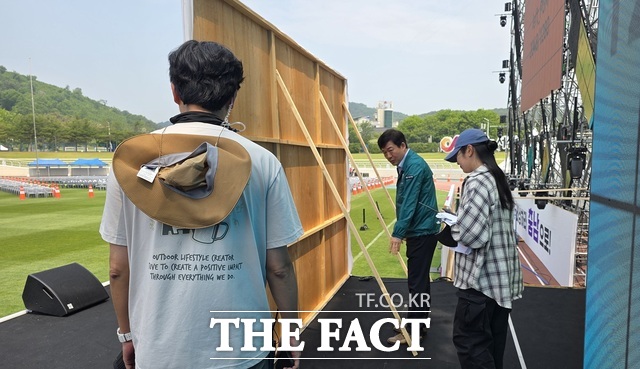 서산시에서 개최되는 제31회 충청남도장애인체육대회를 앞두고 28일 체육시설에 대해 서산시가 28일 합동 안전점검을 벌이고 있다./ 서산시.