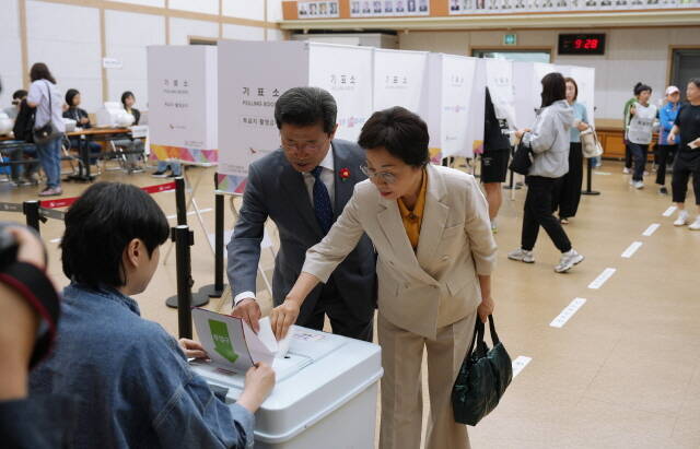 정인화 광양시장이 부인 국금옥 여사와 함께 사전투표를 하고있다./광양시