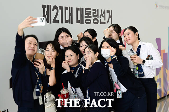 제21대 대통령선거 사전투표 첫 날인 29일 오후 인천국제공항 제1터미널에 마련된 사전투표소 앞에서 공항 직원들이 투표를 마친 후 단체기념사진을 찍고 있다. /인천국제공항=남윤호 기자