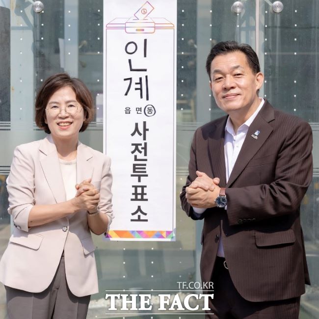 사전투표 하는 이재준 수원시장과 부인 /페이스북 갈무리