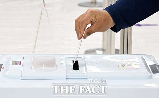 제21대 대통령선거 사전투표 첫날인 29일 오전 9시 기준 전국 평균 투표율은 3.55%다. 동시간대 기준 역대 가장 높은 수치다. /임영무 기자