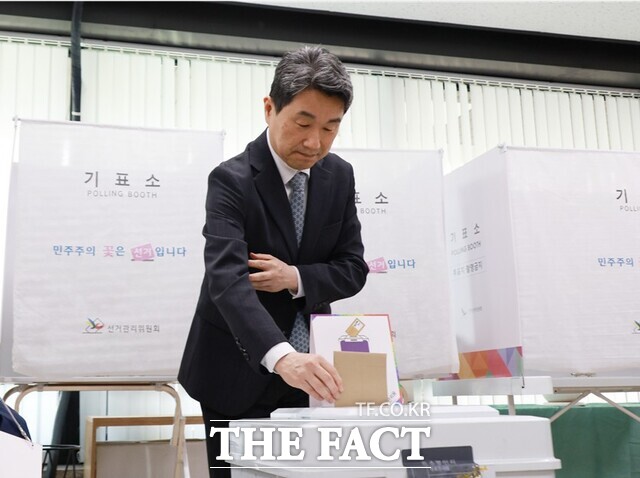 이주호 대통령 권한대행 부총리 겸 교육부 장관이 제21대 대통령선거 사전투표 첫 날인 29일 서울 종로구 삼청동 주민센터에 마련된 사전투표소에서 투표하고 있다. / 교육부 제공