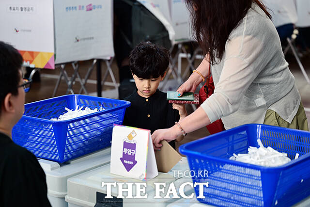 제21대 대선 사전투표 첫날인 29일 오전 6시부터 진행된 사전투표의 오후 4시 기준 전국 평균 투표율은 15.72%로 집계됐다. 역대 사전투표가 적용된 전국단위 선거의 동시간대 투표율 중 최고치다. /남윤호 기자