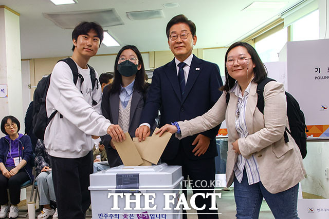 이재명 더불어민주당 후보가 29일 서울 서대문구 신촌동 주민센터 투표소에서 청년들과 함께 제 21대 대통령선거 사전투표를 하고 있다. 사전 투표는 29, 30일 양일 간 오전 6시부터 오후 6시까지다. /배정한 기자