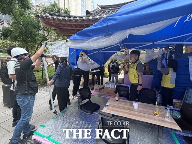종로구청은 29일 오전 11시30분부터 11시43분까지 서울 광화문 MBK파트너스 앞에 설치된 전국민주노동조합총연맹(민주노총) 서비스연맹 마트산업노동조합 천막 농성장을 강제 철거했다. /황지향 기자