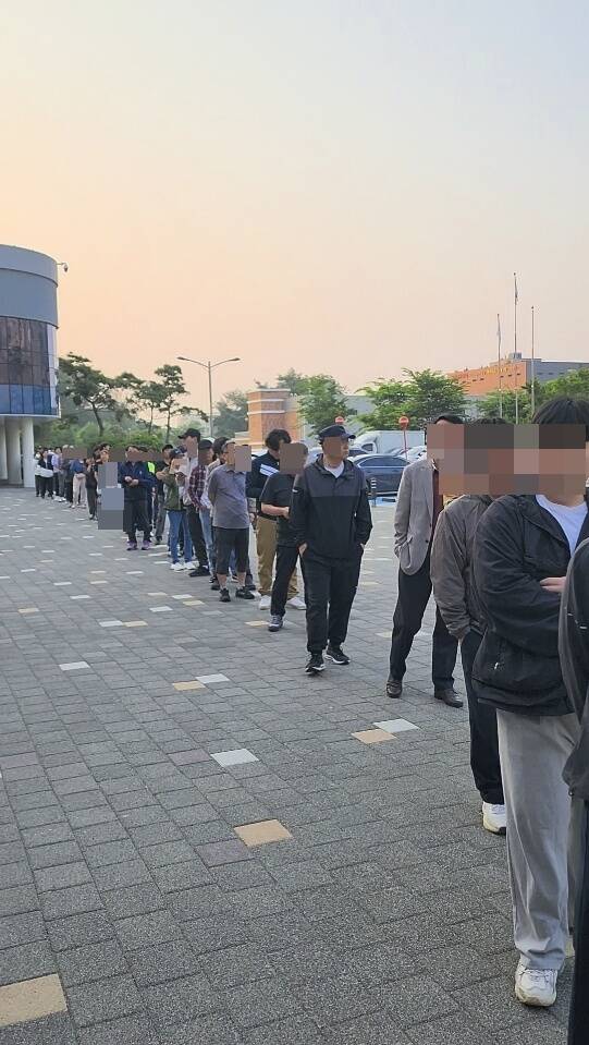 순천시 로컬푸드 신대점에 마련된 투표소에 이른 아침부터 투표를 하기 위해 유권자들이 몰려 들었다. /독자제공