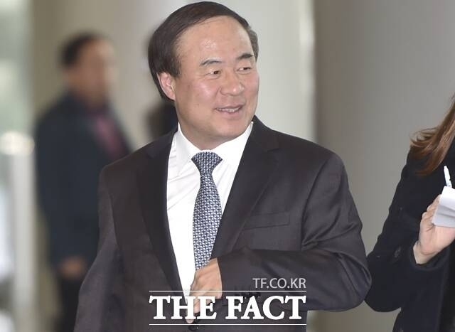 연말 인사에 앞서 조기에 CEO를 교체하며 조직 분위기를 쇄신한 대표적인 사례로는 삼성전자의 전영현 부회장 선임이 있다. /더팩트 DB
