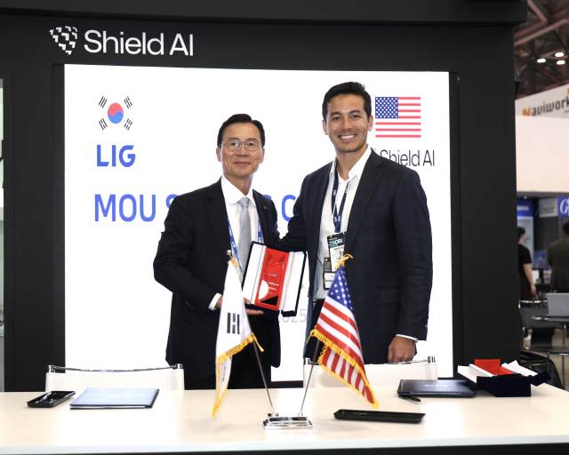 28일 국제해양방위산업전(MADEX 2025) 현장에서 ‘미래전장에 특화된 공동 솔루션 개발을 위한 포괄적 업무협약’을 체결한 신익현 LIG넥스원 대표이사(좌측)와 브랜든 쳉(Brandon Tseng) 쉴드AI 공동창업자 겸 최고경영자(CEO)가 기념사진을 촬영하고 있다. /LIG넥스원