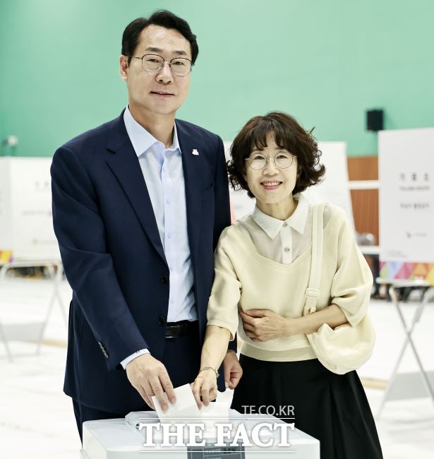 사전투표 하는 정명근 화성시장과 부인 /페이스북 갈무리