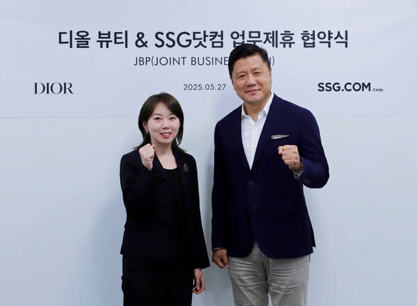 최훈학 SSG닷컴 대표이사(오른쪽)와 김백남 크리스챤 디올 뷰티 코리아 지사장이 업무협약 체결 후 기념사진을 촬영하고 있다. /SSG닷컴