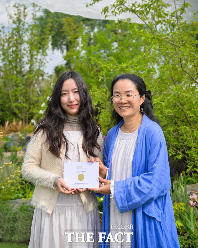 윤선미 학생이 2025 멜버른 봄 페스티벌 쇼가든 부문에서 금상을 수상하고 기념사진을 찍고 있다./전남대학교
