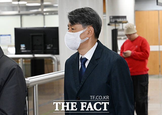 12·3 비상계엄 당일 국군방첩사령부의 주요 인사 체포조 지원 요청을 조지호 경찰청장 등 경찰 지휘부가 명단 작성을 제공하라고 지시하고 승인했다는 법정 증언이 나왔다. 조 청장이 지난 3월 31일 오전 서울 서초구 서울중앙지방법원에서 열린 내란 중요 임무 종사 혐의 사건 공판에 출석하고 있다. /박헌우 기자