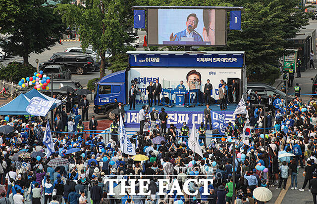 선거 막판 이틀 연속 서울에 집중한 배경에는 지난 대선에서의 서울 5%P 격차가 자리하고 있다. 2022년 대선 당시 이 후보는 서울에서 45.73%를 득표해, 50.56%를 얻은 윤석열 후보에게 약 5%P 뒤졌다. /배정한 기자