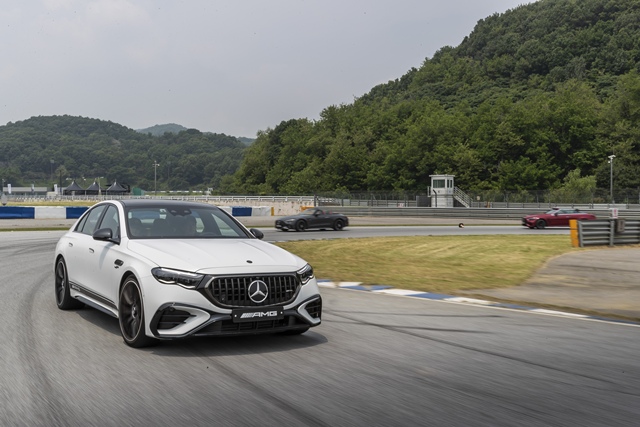 E 53 하이브리드 4MATIC+는 3.0ℓ 직렬 6기통 엔진과 전기모터가 결합된 플러그인 하이브리드 모델로, 시스템 총 출력은 585마력에 달한다. /메르세데스-벤츠 코리아