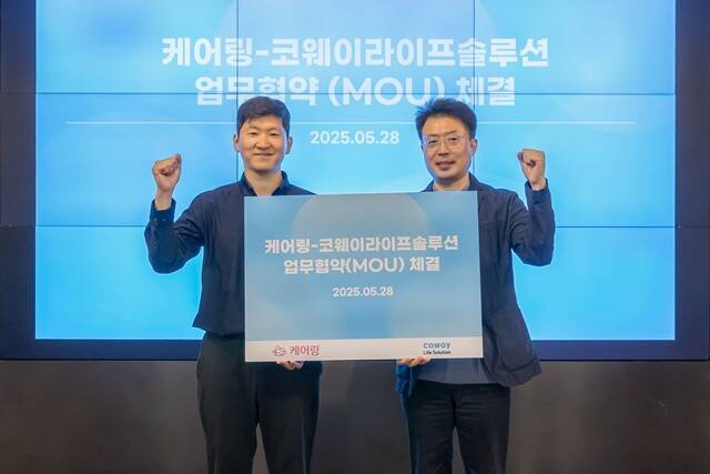 김명곤 코웨이라이프솔루션 대표이사(오른쪽)와 김태성 케어링 대표이사가 지난 28일 서울 구로구 지타워 코웨이라이프솔루션 본사에서 열린 업무협약식에서 기념 촬영을 하고 있다. /코웨이