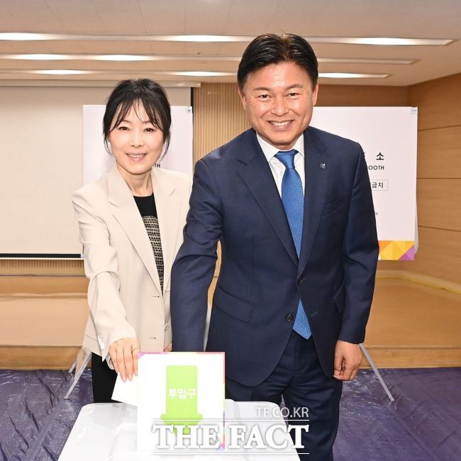 사전투표 하는 조용익 부천시장과 부인 /페이스북 갈무리