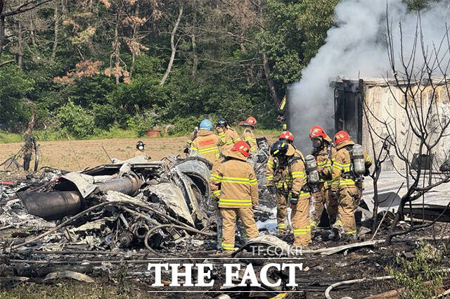 해군 항공사령부 소속 P-3 해상초계기가 29일 오후 경북 포항시 남구 동해면 신정리 인근 야산에 추락한 가운데 소방 관계자들이 수색작업을 펼치고 있다. /뉴시스