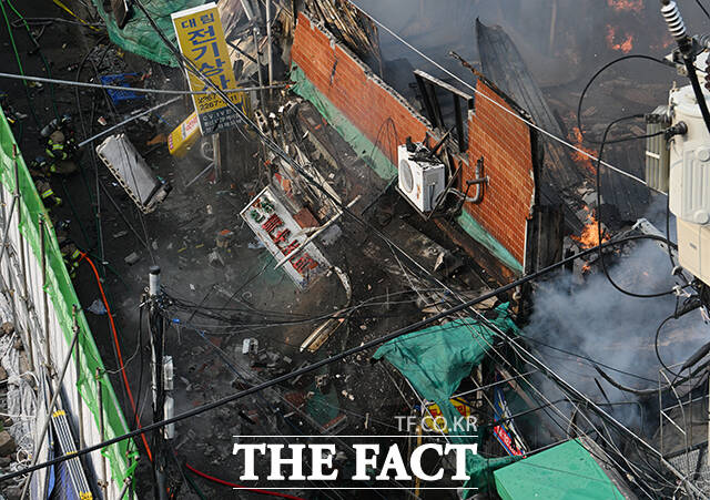 28일 오후 서울 중구 을지로 세운상가 인근 한 건물에서 화재가 발생한 가운데 건물 구조물이 무너져 내리고 있다. /박헌우 기자