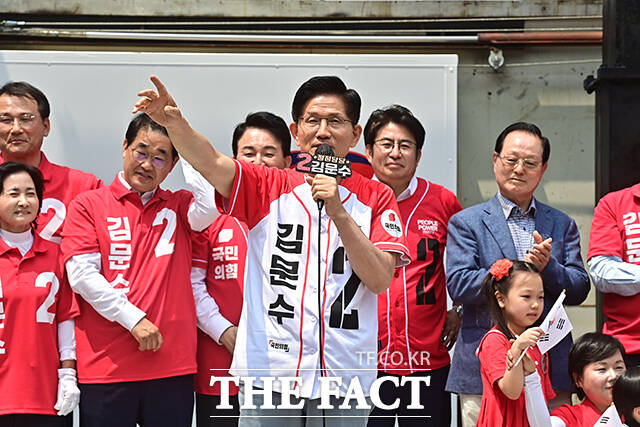 김문수 국민의힘 대선 후보(가운데)가 제21대 대선 사전투표 첫날인 29일 오전 인천 부평문화의거리에서 열린 유세에 참석해 지지를 호소하고 있다. /남윤호 기자