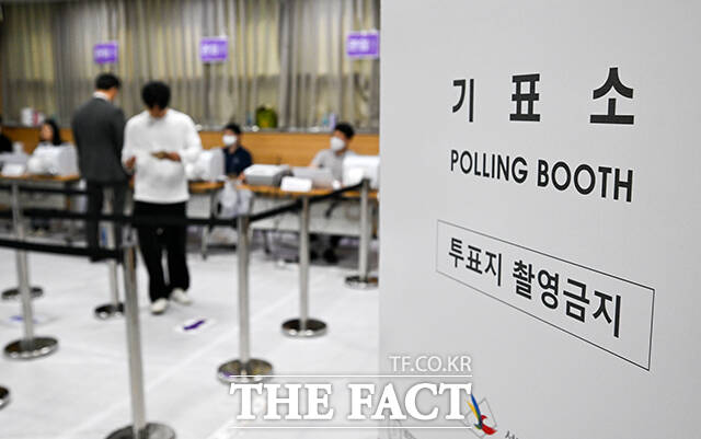 제21대 대통령선거 사전투표 첫날인 29일 오후 12시 기준 사전투표율은 8.70%로 집계됐다. 제21대 대통령선거 사전투표 첫날인 29일 오전 서울 서초구 서초1동 주민센터를 찾은 유권자들이 투표를 하고 있다. /장윤석 기자