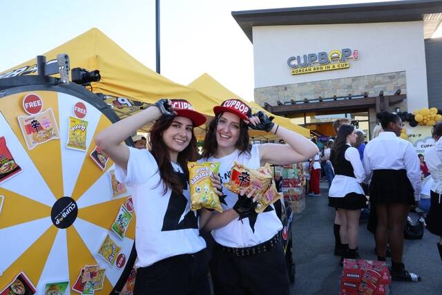 지난 21일 미국 유타주 사라토가 매장에서 열린 컵밥데이에서 현장 관계자들이 기념 촬영하고 있다. /농심