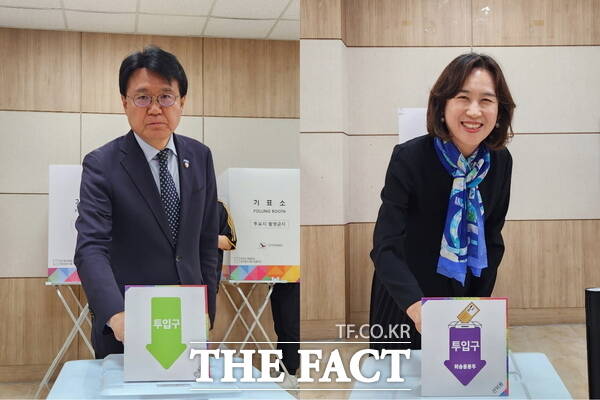 황운하 조국혁신당 의원(왼쪽)이 29일 배우자인 김미경 여사(오른쪽)와 함께 대전평생학습진흥원에 마련된 은행선화동 사전투표소를 찾아 투표를 마쳤다. /조국혁신당 대전시당