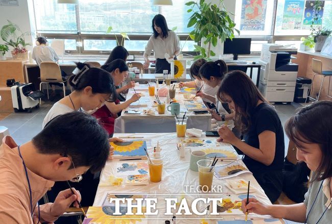 지난해 청년공간 비행지구에서 진행된 청년 낭만 프로그램 컬러드로잉 작업 모습. /과천시