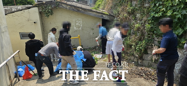 대전보호관찰소가 사회봉사명령 대상자들과 함께 범죄취약지역에서 셉테드(CPTED) 기반 환경정화활동을 실시하고 있는 모습 /대전보호관찰소