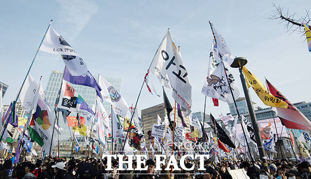 윤석열 전 대통령 탄핵 선고 전날인 지난 4월3일 윤석열즉각퇴진·사회대개혁 비상행동(비상행동)의 서울 도심 철야 집회 현장에는 시민들의 염원을 담은 리본이 곳곳에 걸렸다. 형형색색의 리본들 중 윤석열 없고 차별금지법 있는 나라라는 문구가 눈에 띄었다. /장윤석 기자