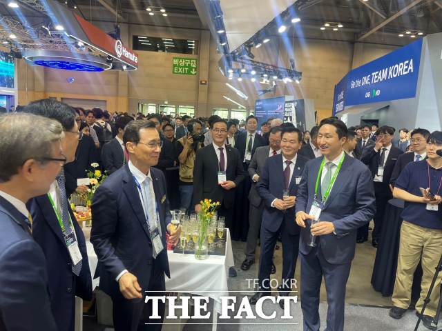 정기선 HD현대 수석부회장(맨 오른쪽)이 28일 오후 부산 벡스코에서 열린 2025 국제해양방위산업전(MADEX) 리셉션에서 신익현 LIG넥스원 대표이사와 대화를 나누는 모습. /최의종 기자